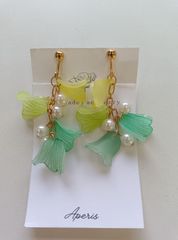 ①レジン製イヤリング　グリーン系　ハンドメイド　花びら　パール