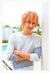 【中古】生写真(ジャニーズ) Hey! Say! JUMP/八乙女光/上半身・衣装白・黒・ネックレス・腕組み・壁に寄りかかり・口閉じ・野外/16夏 コンサートパンフ＆グッズ撮影/公式生写真