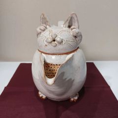 萩焼 マントをつけた猫の置物Ryo-8 小久保凌雲作 - 陶器屋 亀鴻 - メルカリ