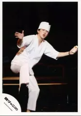 【中古】生写真(ジャニーズ) 関ジャニ∞/横山裕/ライブフォト・全身・板前風衣装白・帽子・両手広げ・左手携帯電話・背景黒/公式生写真
