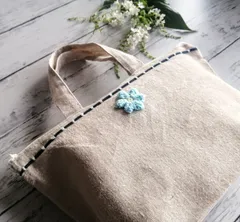 ミニトートバッグ　手編みの花　刺繍のライン　ベージュ　手提げ　ファスナー　薄手　夏　涼しげ　ハンドメイド