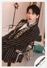 【中古】生写真(ジャニーズ) King ＆ Prince/平野紫耀/膝上・座り・衣装黒.白・体左向き・カメラ目線・口開け/アルバム「L＆」MV＆ジャケ写オフショット/公式生写真