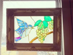 幸運の青い鳥と金色に輝く葡萄