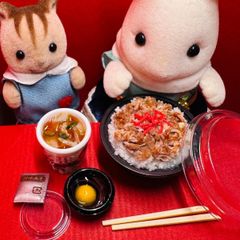 558大きいサイズ牛丼弁当⭐️ミニチュアフード　ドールハウス　リカちゃん　シルバニア　バービー　ねんどろいど　ブライス　フィギュア　オビツ　ミニチュア　フェイクフード