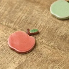 美濃焼　土作りの箸置き りんご 赤リンゴ