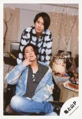 【中古】生写真(ジャニーズ) 亀と山P/亀梨和也・山下智久/膝上・衣装青.グレー・亀梨座り・右手口・山下両手下/「KAME ＆ YAMA-P Dome Tour 2020 SI」グッズオフショット/公式生写真のサムネイル