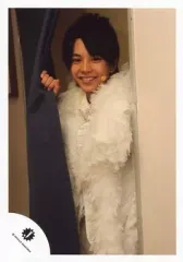 【中古】生写真(ジャニーズ) Sexy Zone/佐藤勝利/膝上・衣装白・右手カーテン・インカム・笑顔/公式生写真