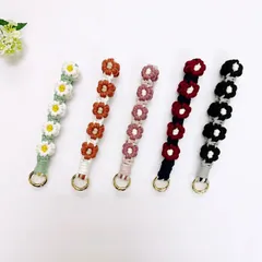 マクラメフラワー編みスマホストラップ　ハンドストラップ　 キーリング　バッグチャーム　手首　落下防止　携帯　花　フラワー編み　ホワイト　レッド　パープル　ブラック　手編み　ハンドメイド　手作りもの　白　赤　紫　黒　プレゼント　女性