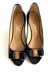 【箱・保存袋付き】Ferragamo フェラガモ ヴァラリボン パテントレザー パンプス 7cmヒール 黒 7½D