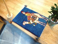ペルシャ　ギャッベ　玄関マット小　60x43cm　紺色　ラクダに乗るカシュガイ族　NN19987