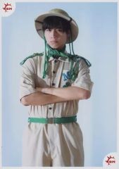 [중고]생 사진(남성) BOYS AND MEN/요시하라 마사토/무릎 위·의상 베이지·녹색·팔짱·배경 하늘색/[BOYS AND MEN 마코토 Zepp 투어 2019~활기 가득 전국 대모험~]후쿠오카 회장 한정 생 사진 세트