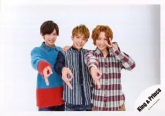 【中古】生写真(ジャニーズ) King ＆ Prince/岸優太・神宮寺勇太・岩橋玄樹/横型・上半身・衣装紺青赤・右手で丸・岩橋ピース/シングル「Memorial」MV＆ジャケ写撮影オフショット/公式生写真
