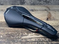 JF379 プロロゴ prologo SCRATCH M5 サドル 黒 Tirox レール 後部マウント付属
