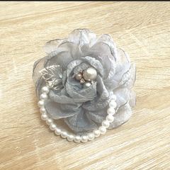 005 ハンドメイド コサージュ パール ビーズ　卒業式　卒園式　入学式　入園式　オーガンジー  グレー