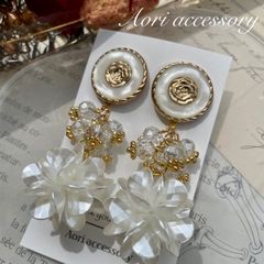 67 ブラック薔薇とボタンカボション　ハンドメイド　ピアスorイヤリング 67 ブラック薔薇とボタンカボションハンドメイドピアスorイヤリング