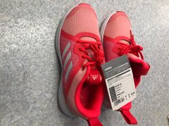 新品アディダス子供シューズ