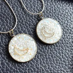 「月雪（つきゆき）のネックレス」—七色に煌めく冬夜の煌めき シェル 月 雪の結晶 白 チェーン長さ変更可 ハンドメイド