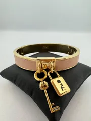 【中古】 FENDI （フェンディ） ﾏｽﾀｰｷｰ ﾊﾞﾝｸﾞﾙ 小物 ﾌﾞﾚｽﾚｯﾄ/ﾊﾞﾝｸﾞﾙ/ｱﾝｸﾚｯﾄ ﾋﾟﾝｸ ｺﾞｰﾙﾄﾞ金具  Pink 8AH747ALK5F1FN7 used:ABのサムネイル