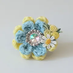 お花ブローチ４.薄黄色と水色（ビジュー付）