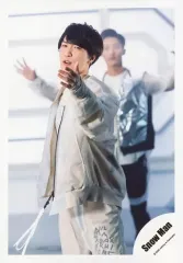 【中古】生写真(ジャニーズ) Snow Man/渡辺翔太/膝上・衣装白・左手差し出し・左向き・口開け/シングル「D.D. / Imitation Rain」MV＆ジャケ写オフショット/公式生写真