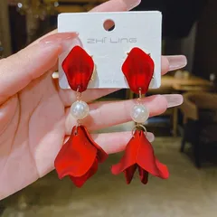 薔薇 花びら 深紅 ピアス 大ぶり ゆらゆら かわいい おしゃれ 韓国 パール フォーマル ギフト お揃い 贈りもの 贈り物 新品