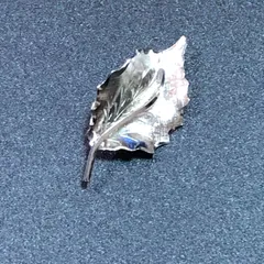 ビンテージ　ブローチ　モダンデザイン！　リーフ　シルバー　シンプルクラシカル　ヴィンテージ　バッジ　ピンバッチ　レトロ　AKS309