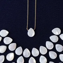 白蝶貝の10mmペアシェイプカットネックレス　～Camelia