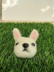 HAO1-017	羊毛フェルト　フレンチブルドッグ　フレブル　犬　ワンちゃん　ホワイト　ブローチ　動物