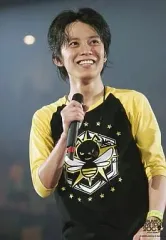 【中古】生写真(ジャニーズ) 関ジャニ∞/渋谷すばる/ライブフォト・上半身・シャツ黄色・黒・右手マイク・目線右・笑顔/KANJANI∞ LIVE TOUR 2008 ∞だよ!全員集合 夏だ!ツアーだ!!ワッハッハー!!! オリジナルフォトセット