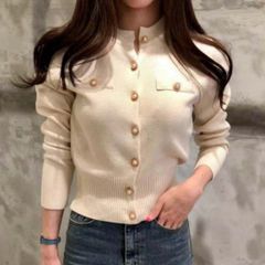 [大人っぽデザイン]高見え カーディガン ニット 羽織り ベージュ 高見え 着やせ ホワイト フラワー 花 お呼ばれ 結婚式お呼ばれ 綺麗めカジュアル ママブラウス クルーネック フリル　ラッフルディテール 通勤 ザラ イエナ アローズ