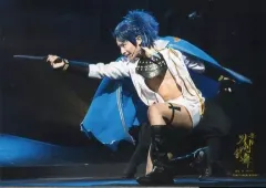 【中古】生写真(男性) 橋本祥平(太鼓鐘貞宗)/ライブフォト・横型・全身・しゃがみ・左向き・右手刀・キャラクターショット/舞台「『刀剣乱舞』 義伝 暁の独眼竜」ローソンプリント限定ブロマイド 第4弾