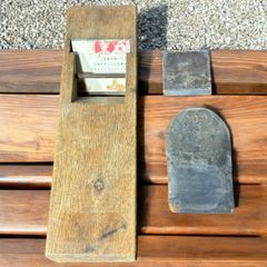 某有名オークション買入 鉋 大工具 宮大工 共裏 古道具 飾り 台付き 鋼 [鏡光] 銘あり 作家物 特殊焼入
