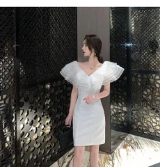 純白ワンピース　ひざ丈　シンプル　結婚式　パーティー