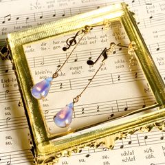 ヴィンテージガラス　ピンク　クリア　ドロップ　ト音記号と音符　ピアス　イヤリング