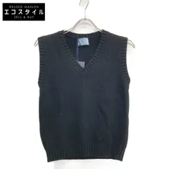 プラダ」のニットベスト【普通に見えて、普通じゃない