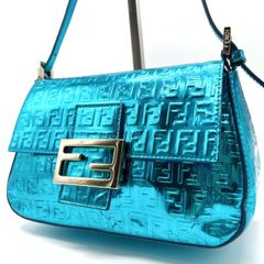 ✨格安✨ FENDI フェンディ アクセサリーポーチ ハンドバッグ 小物入れ  フラップ バックル マンマバケット ズッキーノ エンボス加工  シルバー金具 ロゴ型押し エナメル レザー レディース メタリックブルー 青色
