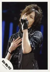 【中古】生写真(ジャニーズ) Kis-My-Ft2/千賀健永/ライブフォト・上半身・衣装黒・右手胸元・左手マイク・左向き・顔傾げ・背景黒/公式生写真