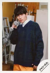 【中古】生写真(ジャニーズ) 関西ジャニーズJr./澤田雅也/膝上・衣装緑・紺・黄色・右手機材・目線右/「関ジュ 夢の関西アイランド 2020 in 京セラドーム大阪 ～遊びにおいでや!満足 100%～」グッズオフショット/公式生写真