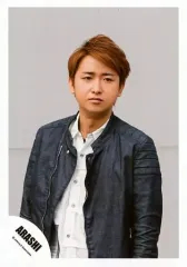 【中古】生写真(ジャニーズ) 嵐/大野智/上半身・衣装黒白・両手下・目線右・背景グレー/「青空の下、キミのとなり」PV＆ジャケ/公式生写真