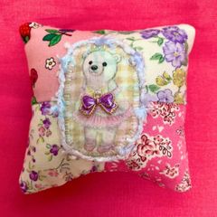 ハンドメイド　パッチde針山　リボンをつけたしろくまさん　パッチワーク　針山　ピンクッション　しろくま　リボン　チャーム　花柄