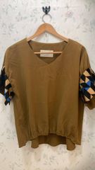 STERRA CIFFON　カーキの可愛いブラウス　袖のチェックがポイント