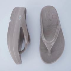 新品未使用 OOFOS 厚底 ウーフォス OOmega リカバリーサンダル レディース ビーチサンダル カーキ色 スポーツサンダル 男女兼用