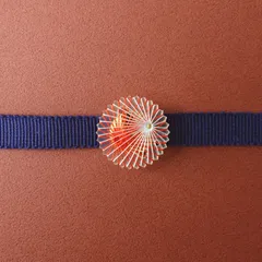 紅白の帯留め【三分紐用】｜赤・白・ゴールド｜ハレの日・ギフト｜ハンドメイド 和装小物 糸まき手鞠の帯留め