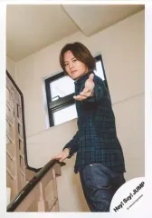 【中古】生写真(ジャニーズ) Hey! Say! JUMP/岡本圭人/膝上・衣装青緑・左手前・体左向き/「マエヲムケ」PV＆ジャケ写撮影オフショット/公式生写真