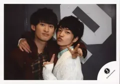 【中古】生写真(ジャニーズ) 関西ジャニーズJr./向井康二・西畑大吾/横型・バストアップ・衣装赤・黄黒チェック柄・白・緑ボーダー柄・肩組み・左手ピース・西畑口すぼめ/公式生写真