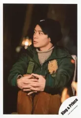 【中古】生写真(ジャニーズ) King ＆ Prince/岸優太/膝上/LIVE DVD＆Blu-ray「King ＆ Prince CONCERT TOUR 2020 ～L＆～」特典映像オフショット/公式生写真