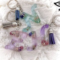 レジン　アルファベットキーホルダー　ドライフラワー