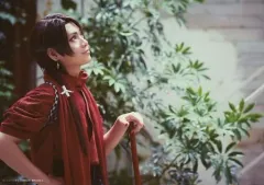 【中古】生写真(男性) 佐藤流司(加州清光)/横型・上半身・右向き・衣装赤・右手腰・左手箒・視線右上・「内番衣裳セット」・2Lサイズ/「ミュージカル『刀剣乱舞』 加州清光 単騎出陣2017」ブロマイド