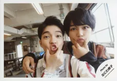 【中古】生写真(ジャニーズ) なにわ男子/西畑大吾・大西流星/横型・バストアップ・衣装白・赤・黒・オレンジ・口すぼめ・西畑右手顔・大西左手顔/「ジャニーズJr.8・8祭り～東京ドームから始まる～」セルフィー/公式生写真