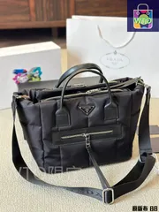 【今日特価】Prada プラダ リニューアルナイロンショルダーバッグ 持続可能素材とリデザインロゴが特徴